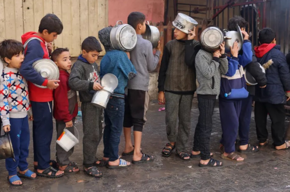 /images/noticias/Crianças palestinas esperando por comida.jpg